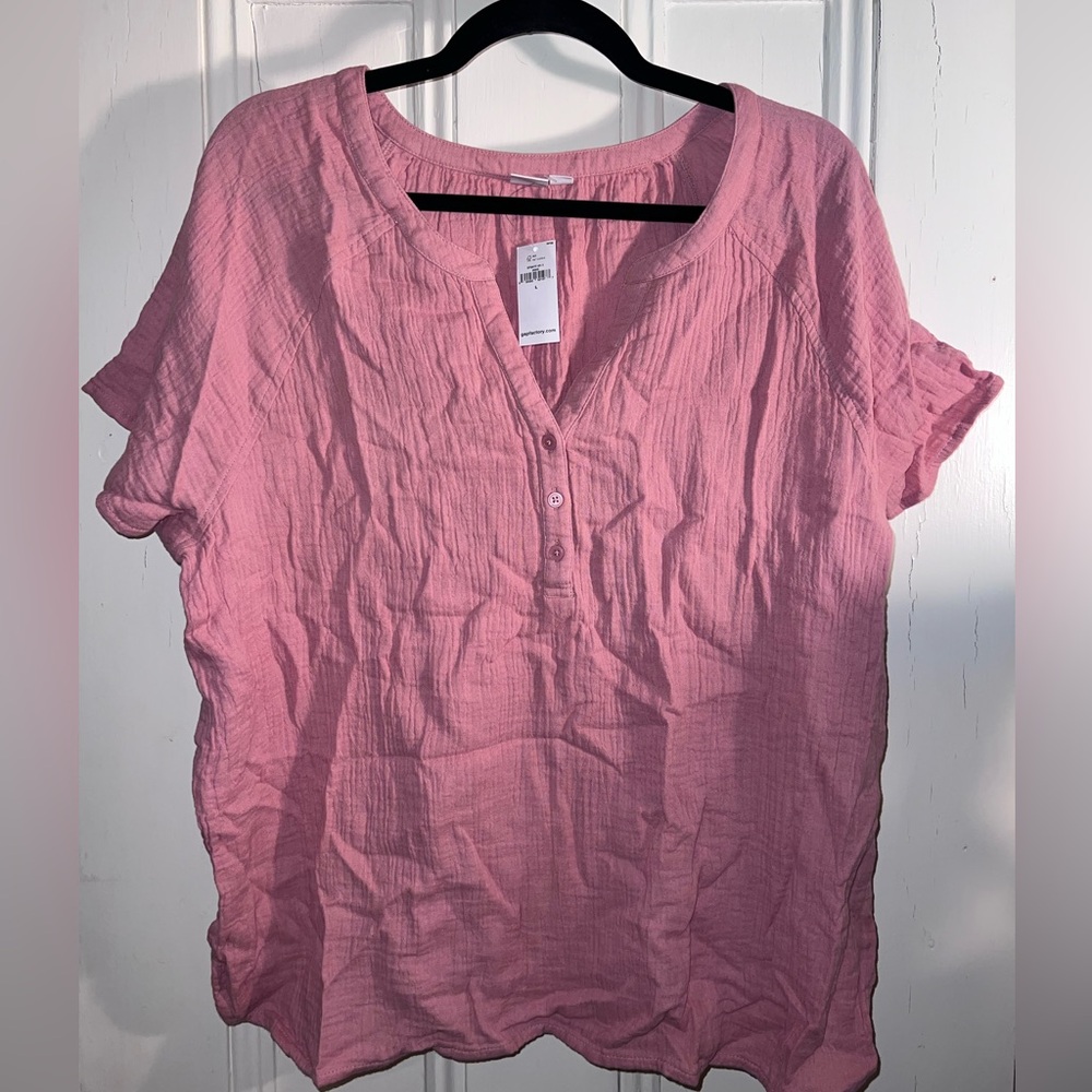 Gap v-neck women’s shirt with buttons, size L, new with tags